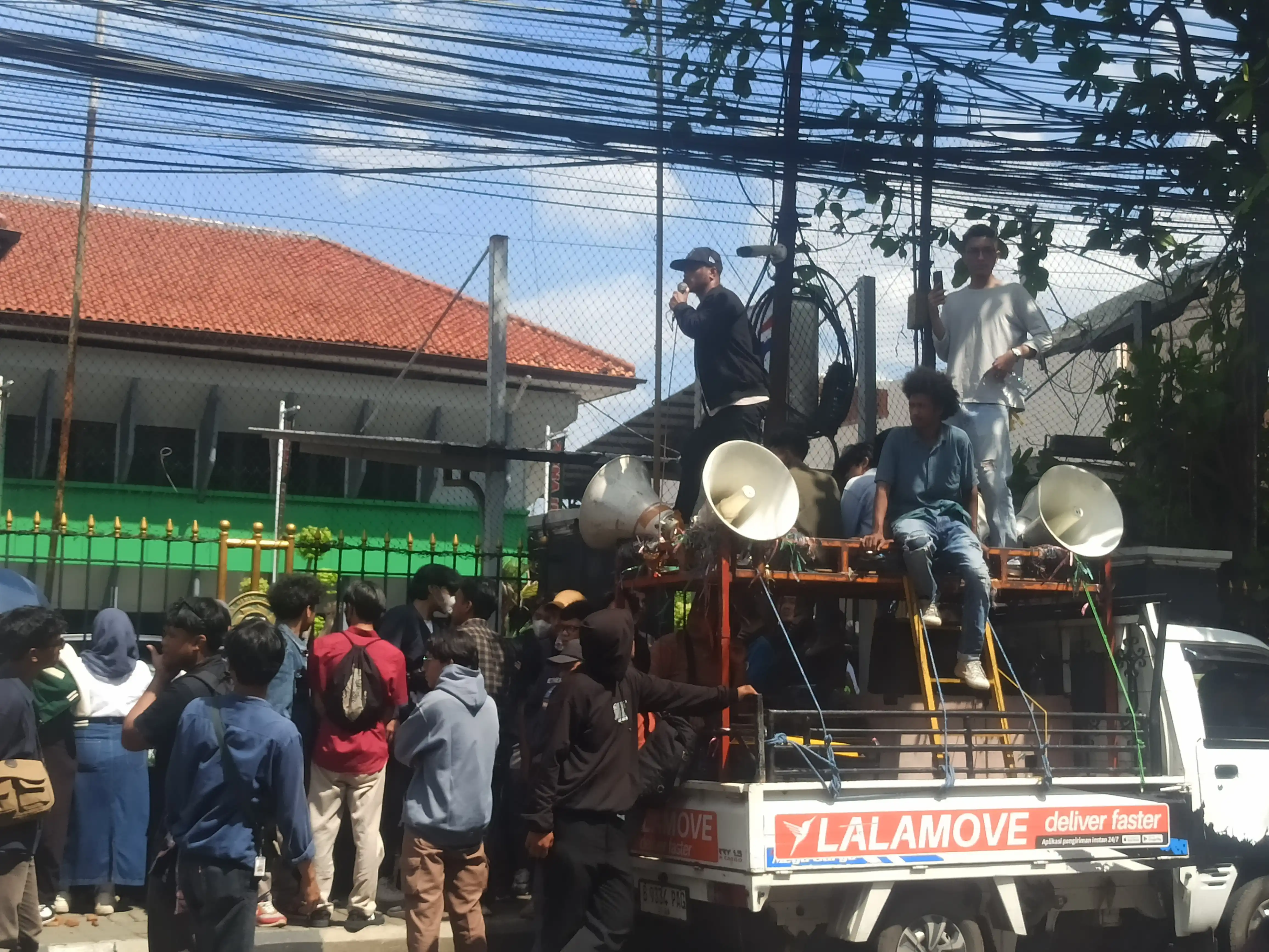 Aksi unjuk rasa didepan gedung Pengadilan Negeri Jakarta Selatan (Foto: Dok MI)