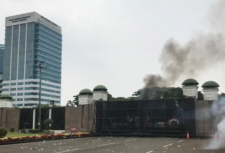 Massa aksi melempar botol ke dalam gedung DPR yang sudah dijaga aparat penegak hukum. Bahkan membakan ban. Foto: Dok MI/Istimewa