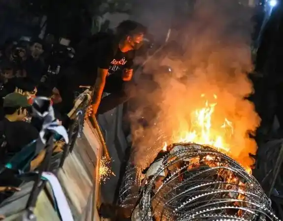 Sejumlah ahasiswa yang tergabung dalam BEM Seluruh Indonesia membakar kawat pembatas saat berunjuk rasa di Jakarta, Senin (17/2/2025). Aksi tersebut diikuti ratusan mahasiswa dari berbagai kampus di Jakarta.