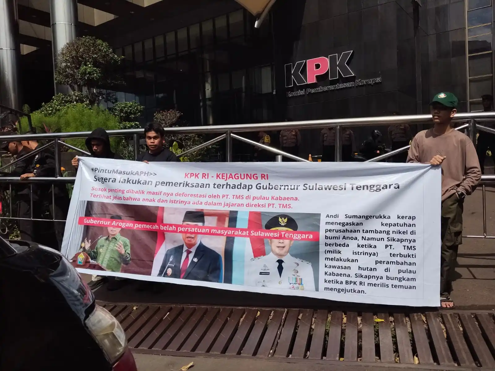 Sejumlah massa aksi membentangkan spanduk tuntutan di depan gedung Komisi Pemberantasan Korupsi (KPK), Jakarta, Senin (26/1/2026). Dalam aksi tersebut, demonstran mendesak KPK dan Kejaksaan Agung segera memeriksa Gubernur Sulawesi Tenggara terkait dugaan konflik kepentingan dan pembiaran aktivitas tambang nikel PT TMS di Pulau Kabaena yang dituding menyebabkan deforestasi. (Foto: Dok MI/Aswan)
