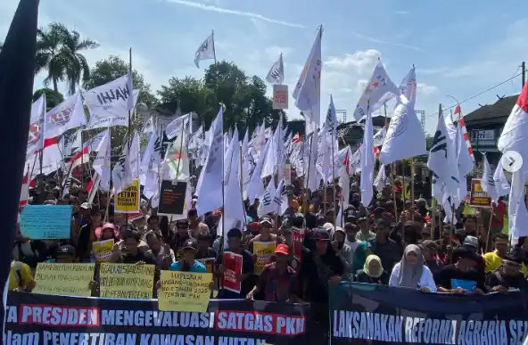 Unjuk rasa petani Jambi dalam rangka Hari tani nasional ke-65 di halaman gedung DPRd provinsi Jambi, Kota Jambi, Rabu (24/9/2025). (Foto : KPAJbi)