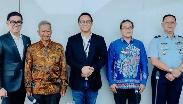 Ketua Umum Adi Rahman Adiwoso (kedua kiri), Sekjen Aryo PS Djojohadikusumo (tengah) dan Ketua NASPCI Marsekal Pertama TNI Dr. Penny Radjendra (kanan) serta Kepala Organisasi Riset Penerbangan dan Antariksa BRIN Dr. Robertus Heru Triharjanto, B. Eng., M.Sc. (kedua kanan)