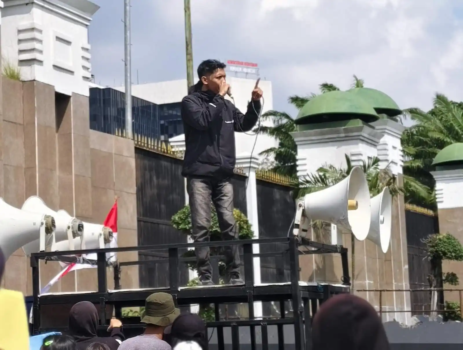 La Ode Muh Didin Alkindi saat berosi di depan dedung DPR RI (Foto: Dok MI)