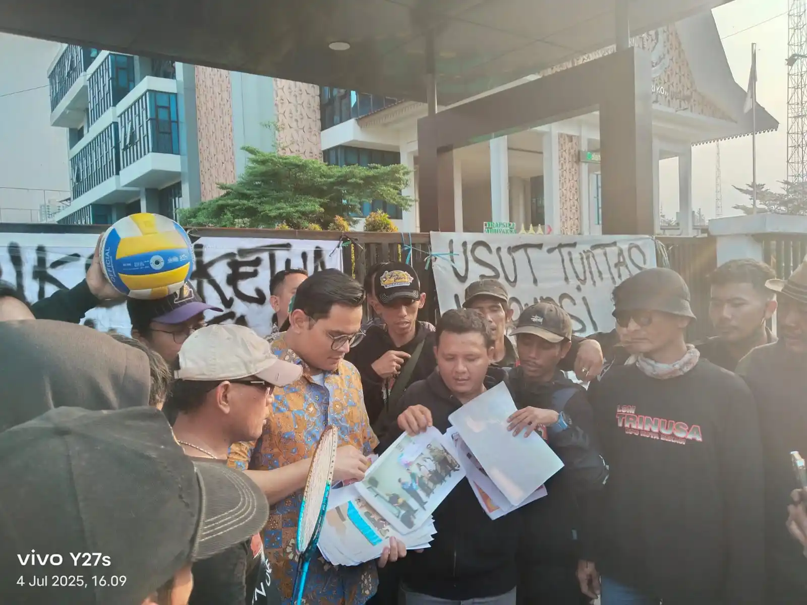 Kasi Intel Kejari Kota Bekasi, Ryan Anugrah menerima sejumlah berkas dari pengunjuk rasa (Foto: Dok MI)