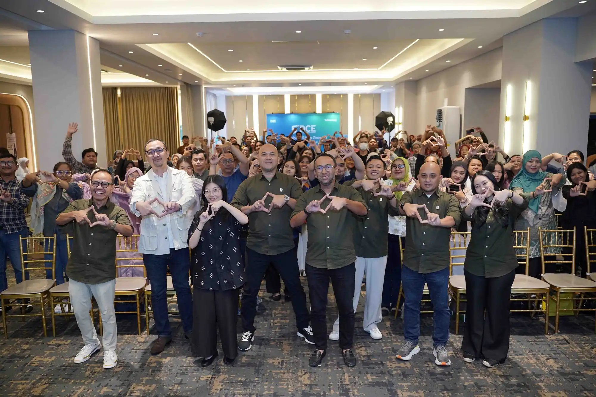 Program Digital Creative Entrepreneurs (DCE) tahun ke-5 mengusung tema “AI‑Enabled SMEs Growth – How Locals Go Global”, menyasar UKM di bidang Fashion, F&B, Personal Care, Craft. [Foto: Doc. Telkomsel]