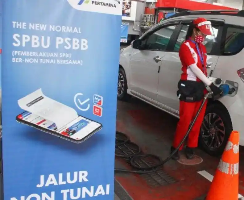 Operator melayani pembelian bahan bakar dengan sistem non tunai di Stasiun Pengisian Bahan Bakar Umum (SPBU) Pertamina, Ciliwung, Malang, Jawa Timur.