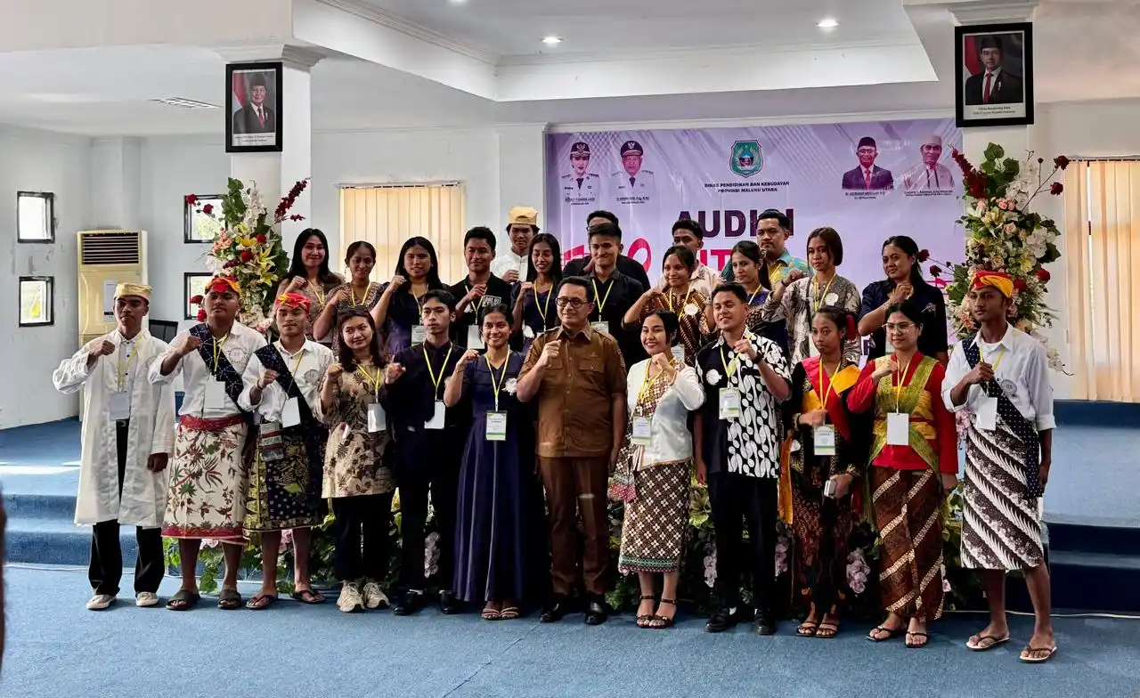 Abubakar Abdullah foto bersama seluruh peserta audisi Gita Bahana Nusantara 2025 usai penutupan resmi kegiatan di Sofifi. (Foto: Dok MI)