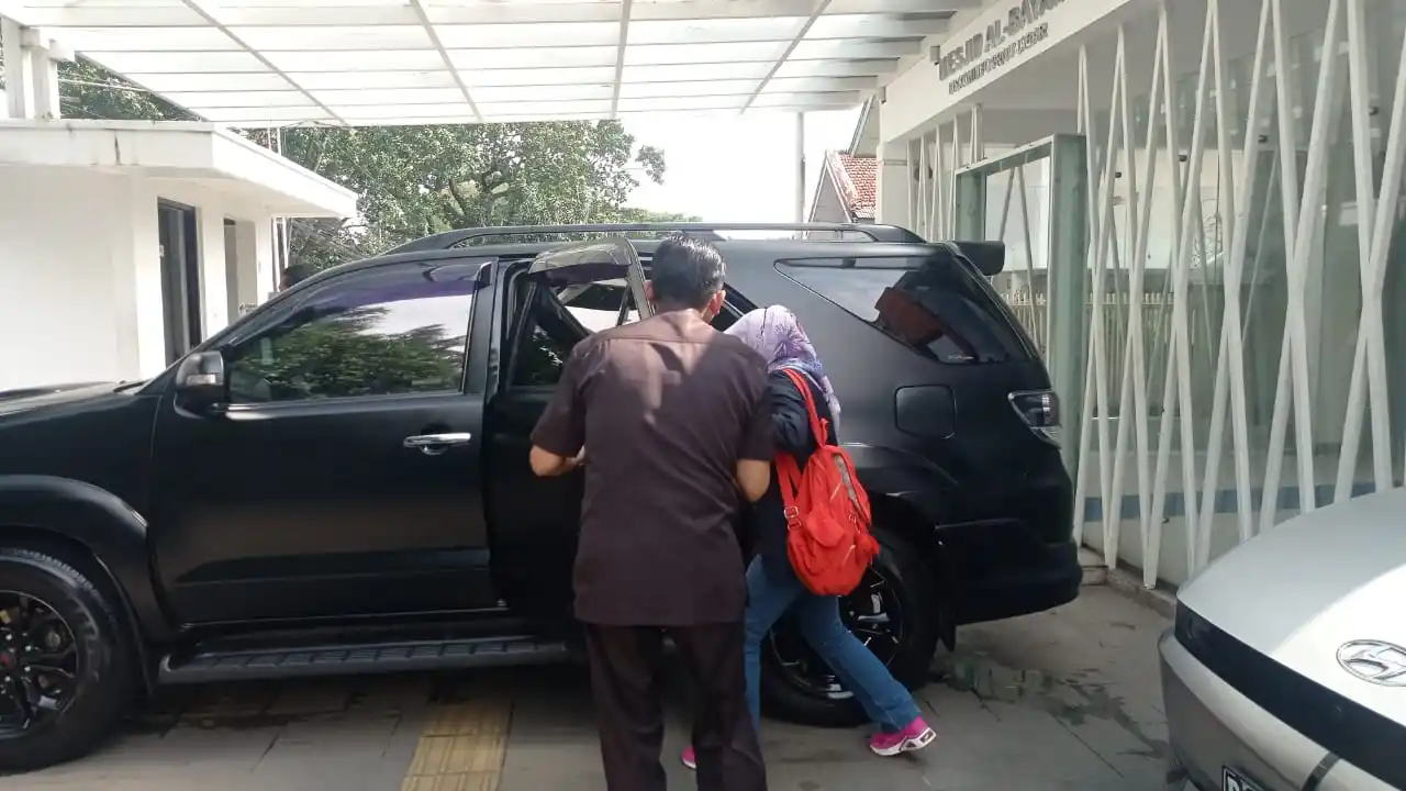 Kepala Diskominfo Jabar, Ika Mardiah menghindar ketika dikonfirmasi terkait anggaran publikasi media beberapa waktu lalu usai rapat bersama Sekda Jabar, Herman Suryatman. (Foto: Dok MI/Sugiyanto)