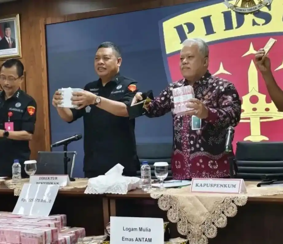 Dirdik Kejagung Abdul Qohar (kiri) menunjukkan bukti uang hampir Rp1 triliun terkait penangkapan eks pejabat MA Zarof Ricar di Jakarta, Jumat (25/10/24)