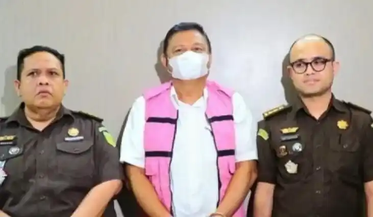 Iman Subekti (IS) selaku Direktur PT Nusa Dua Propertindo (NDP) mengenakan rompi tahanan Kejati Sumut (Foto: Dok MI/Ist)