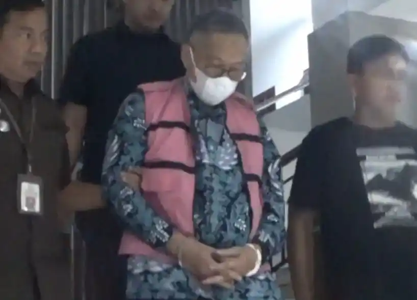 Tim Penyidik Tindak Pidana Khusus (Pidsus) Kejaksaan Tinggi Sumatera Utara (Kejati Sumut) menahan O.A.K, mantan Direktur Pelaksana PT Indonesia Asahan Aluminium (Inalum) periode 2019-2022, Senin (22/12). Penahanan tersebut dilakukan karena O.A.K terlibat kasus dugaan korupsi penjualan aluminium alloy, dengan kerugian negara mencapai 8 juta dolar AS atau setara Rp133,49 miliar. (Foto: Dok MI)