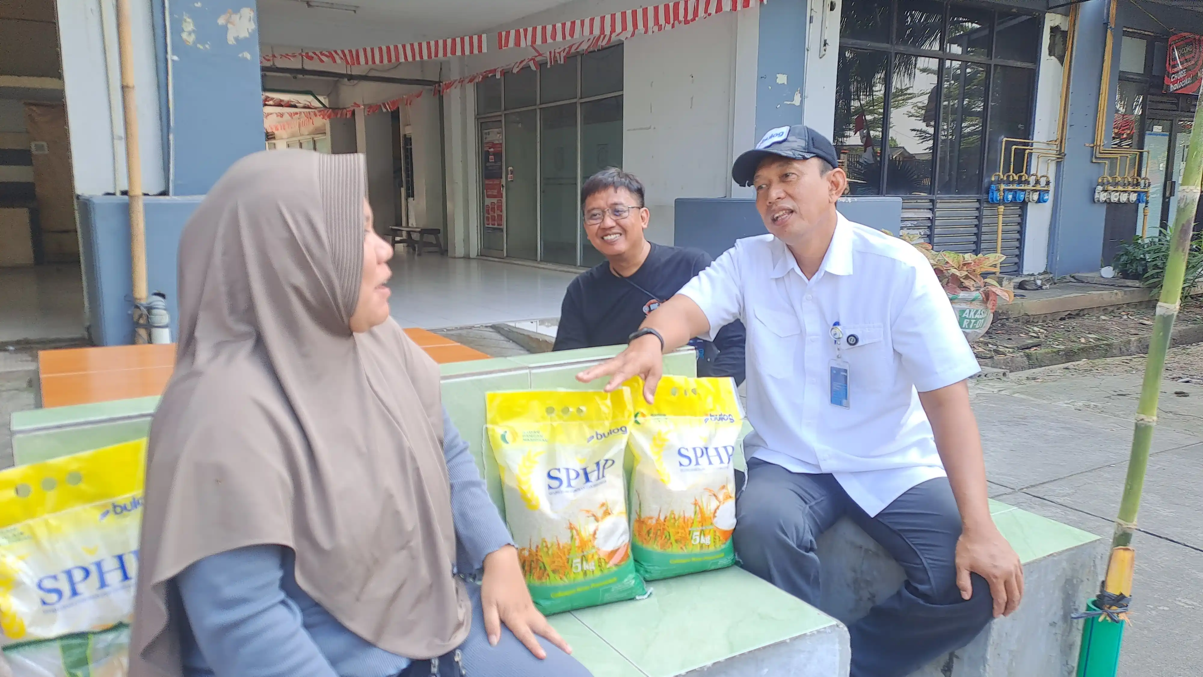 Direktur Utama Perum Bulog, Ahmad Rizal Ramdhani dalam program Bulog Goes to Rusun di Rusunawa Tipar Cakung berbincang Bersama warga. (Foto. Rizal)