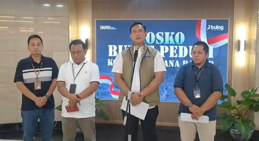 Direktur Utama Perum Bulog, Ahmad Rizal Ramdhani saat beberkan bantuan pemerintah untuk Sumbar, Sumut dan Aceh. (Foto. Rizal Siregar)