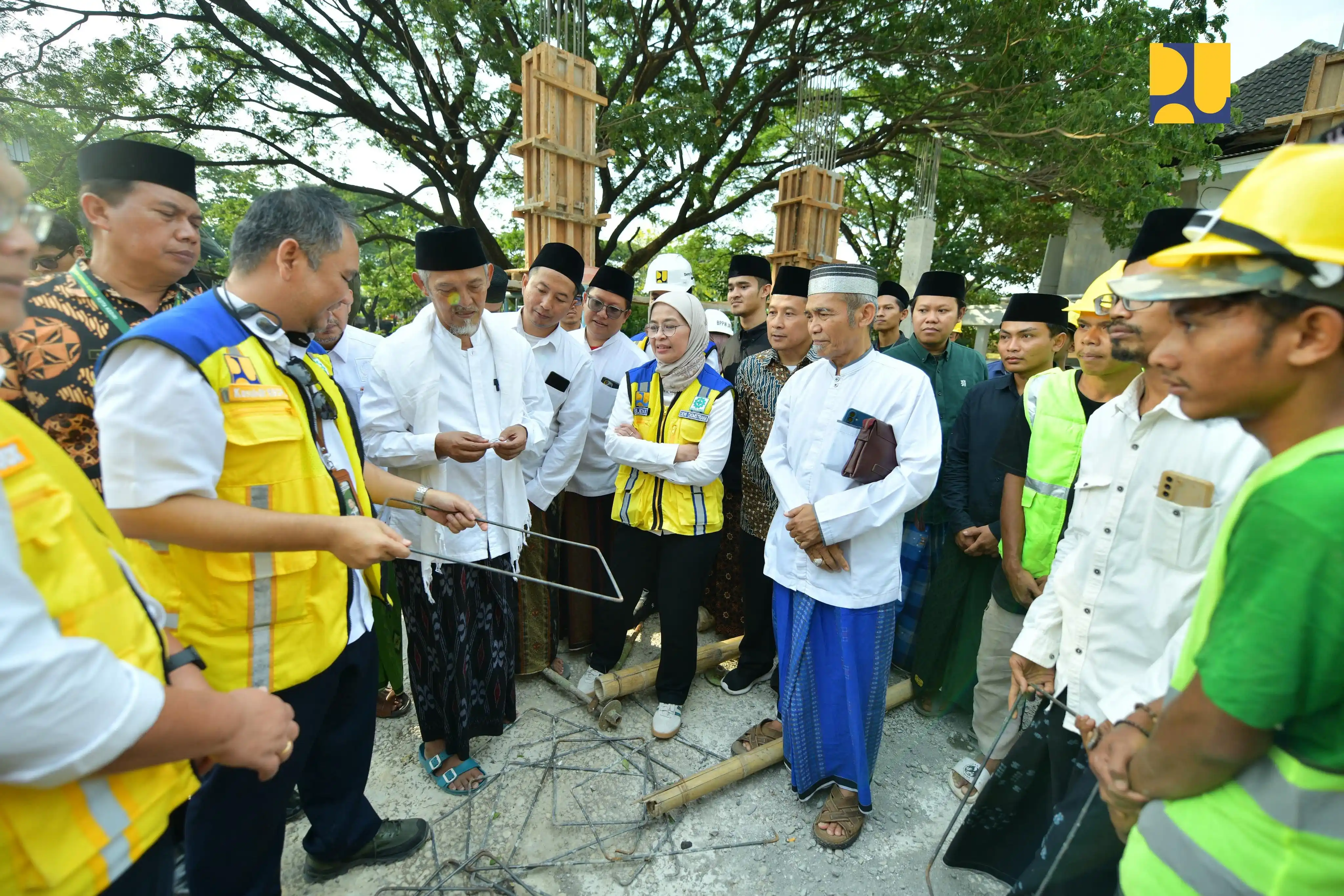 Direktur Jenderal Cipta Karya Kementerian PU, Dewi Chomistriana melakukan pengecekan keandalan bangunan pesantren di Ponpes Mamba'ul Ma'arif Denanyar dan  Ponpes Lirboyo, Jombang, Kamis (9/10). (Foto: Dok PU)