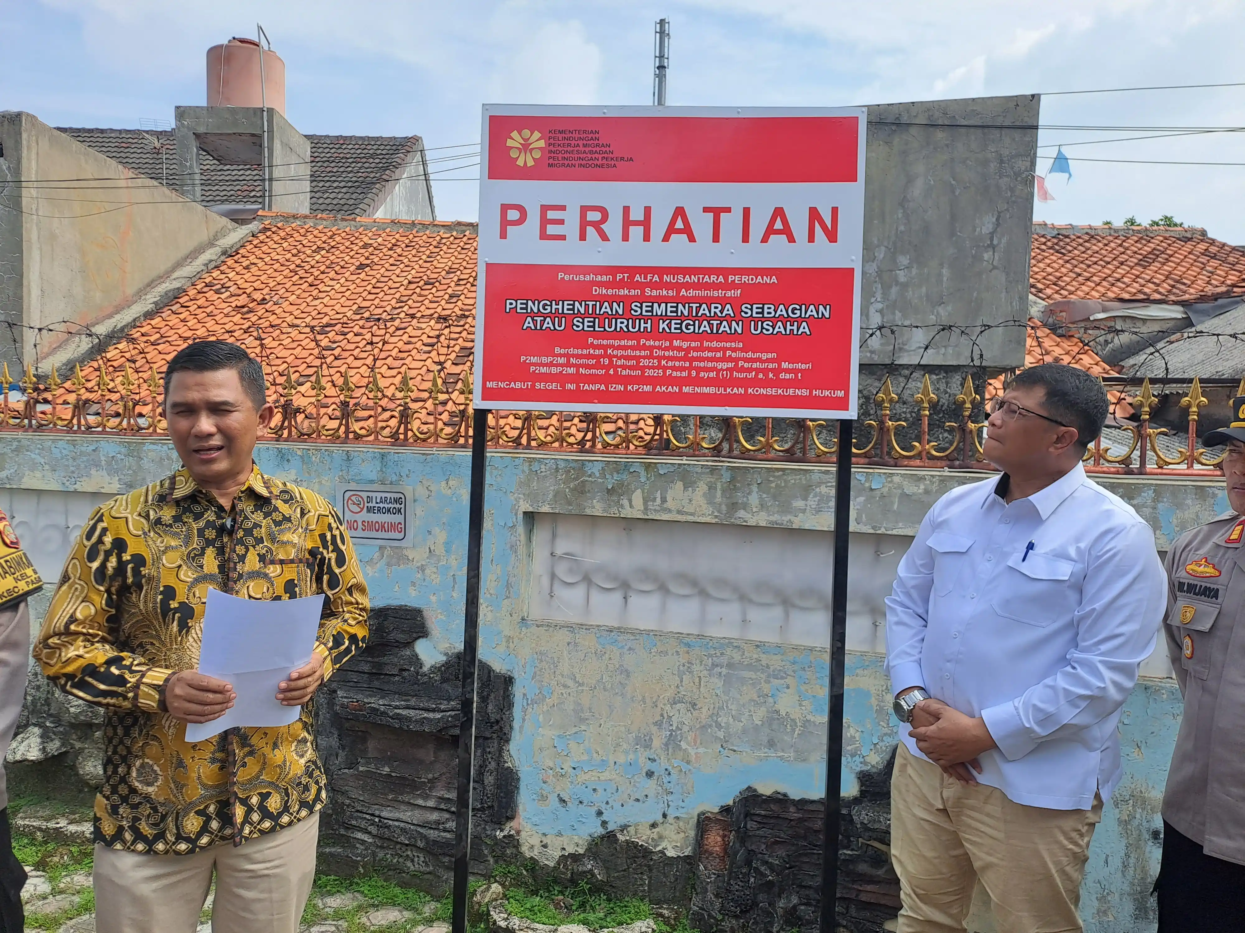 Dirjen Pelindungan P2MI, Rinaldi Rusman saat segel PT ANP (Foto. Rizal Siregar)