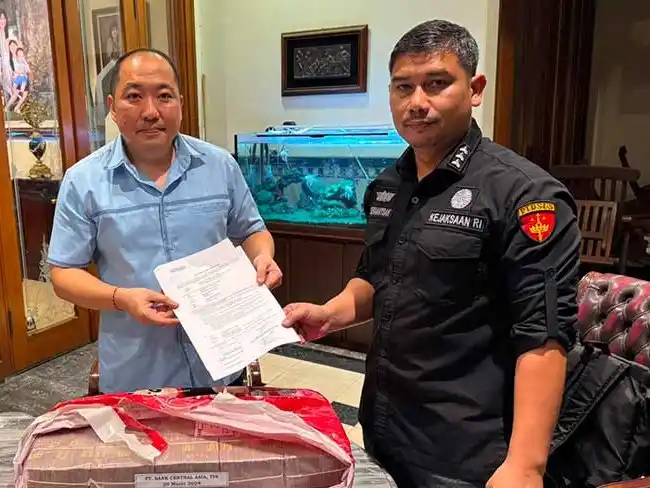 Penyidik Kejaksaan Agung menyita uang tunai Rp2 miliar dari rumah Dirut PT Sritex, Iwan Kurniawan Lukminto di Solo (Foto: Dok MI/Kejagung)