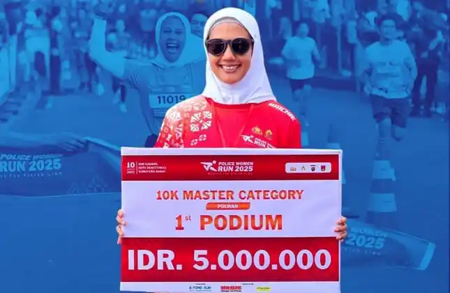 Aiptu Lia, personel Ditlantas Polda Jabar saat meraih juara dalam ajang Police Women Run 2025 di Bukittinggi, Sumatera Barat, pada Minggu (10/8/2025). (Foto: Instagram/@rtmcpoldajabar).