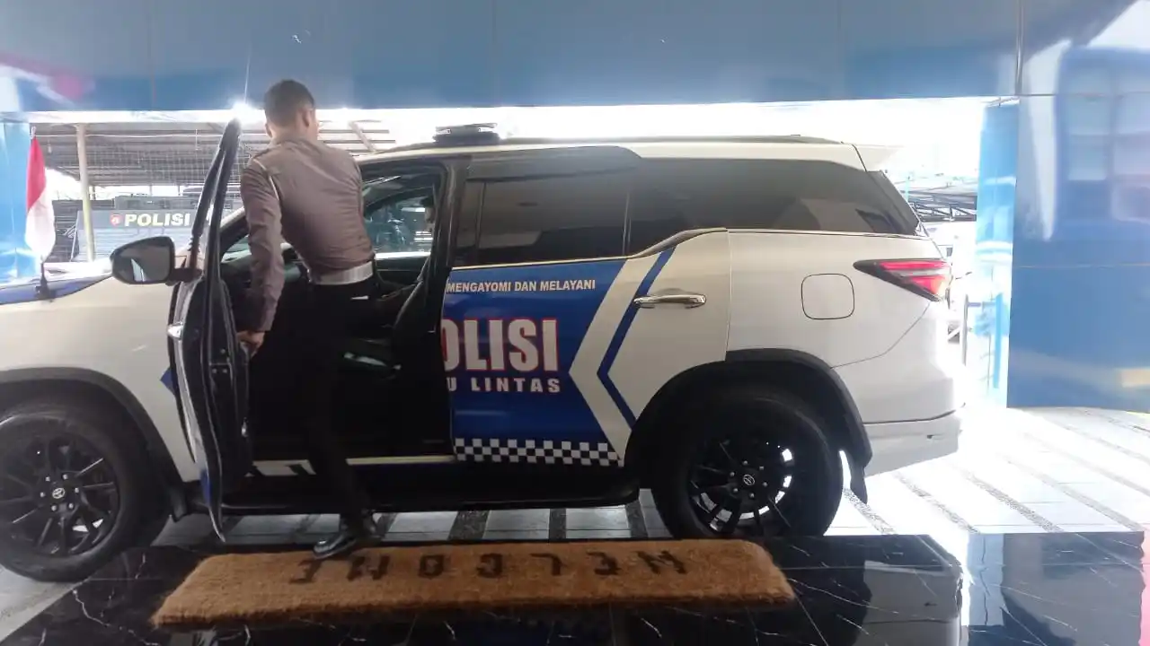 Dirlantas Polda Jabar, Kombes Pol Dodi Darjanto saat masuk ke mobil dinasnya, Rabu (13/8/2025). (Foto: MI/Sugiyanto).