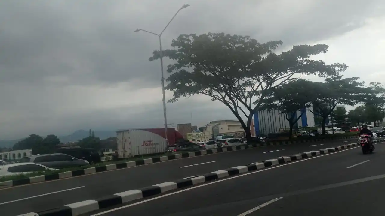 Kondisi kemacetan di Jalan Soekarno Hatta, Kota Bandung, Jawa Barat dari arah Gedebage menuju Buahbatu dan sekitarnya pada Sabtu (25/1/2025) sore. (Foto: Sugiyanto/MI)