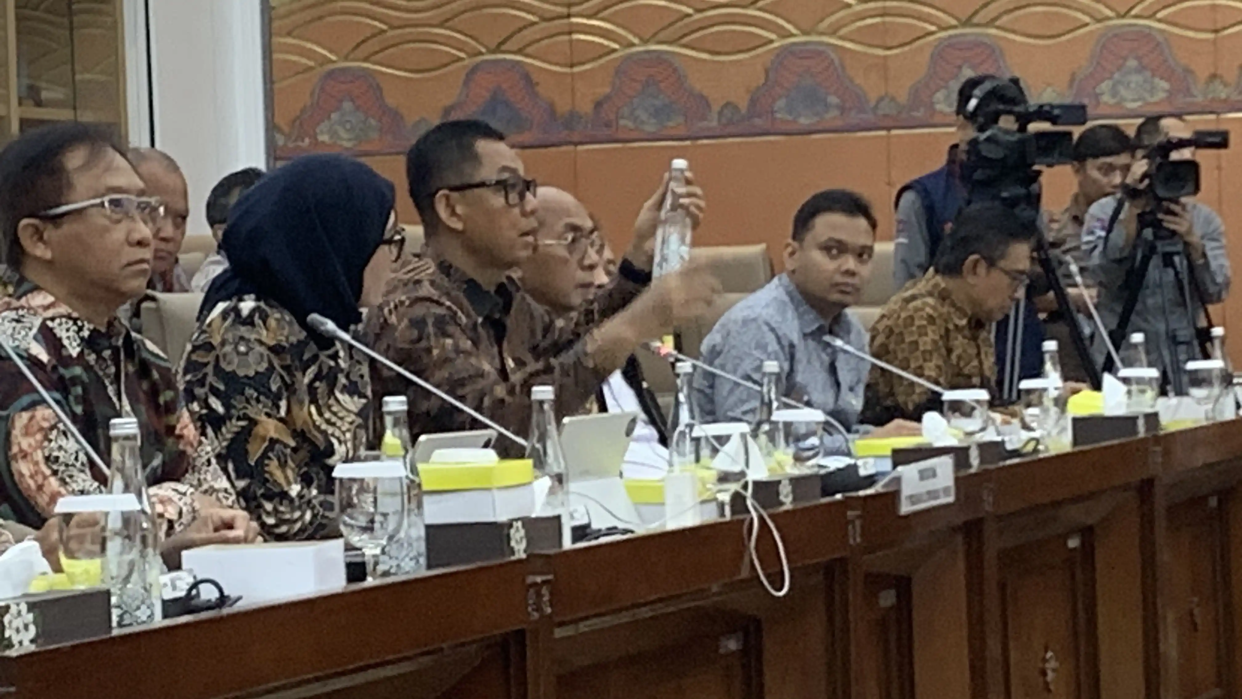Direktur Utama PLN Darmawan Prasojo menyampaikam paparan dalam Rapat Kerja dengan Komisi VI DPR RI terkait kinerja PLN dalam menangani bencana di Sumatera di Gedung DPR RI, Jakarta, Rabu (21/1/2026). Foto MI/Zul Sikumbang
