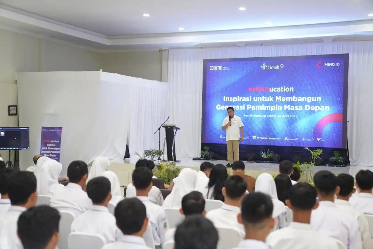Dirut PT Timah Motivasi Pelajar Pemali Boarding School [Foto: Doc. PT Timah]