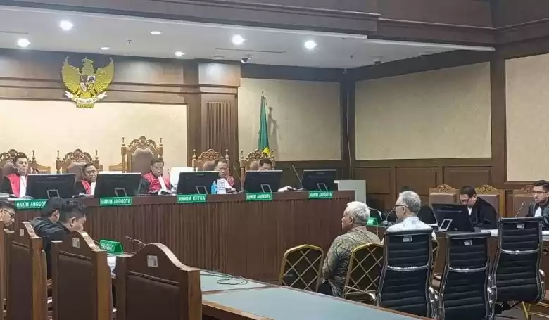 Utama PT Refined Bangka Tin (RBT) Suparta dan Direktur Pengembangan Usaha PT RBT Reza Andriansyah dalam sidang pembacaan surat dakwaan di Pengadilan Tipikor Jakarta, Rabu (21/8/2024). (ANTARA/Agatha Olivia Victoria)