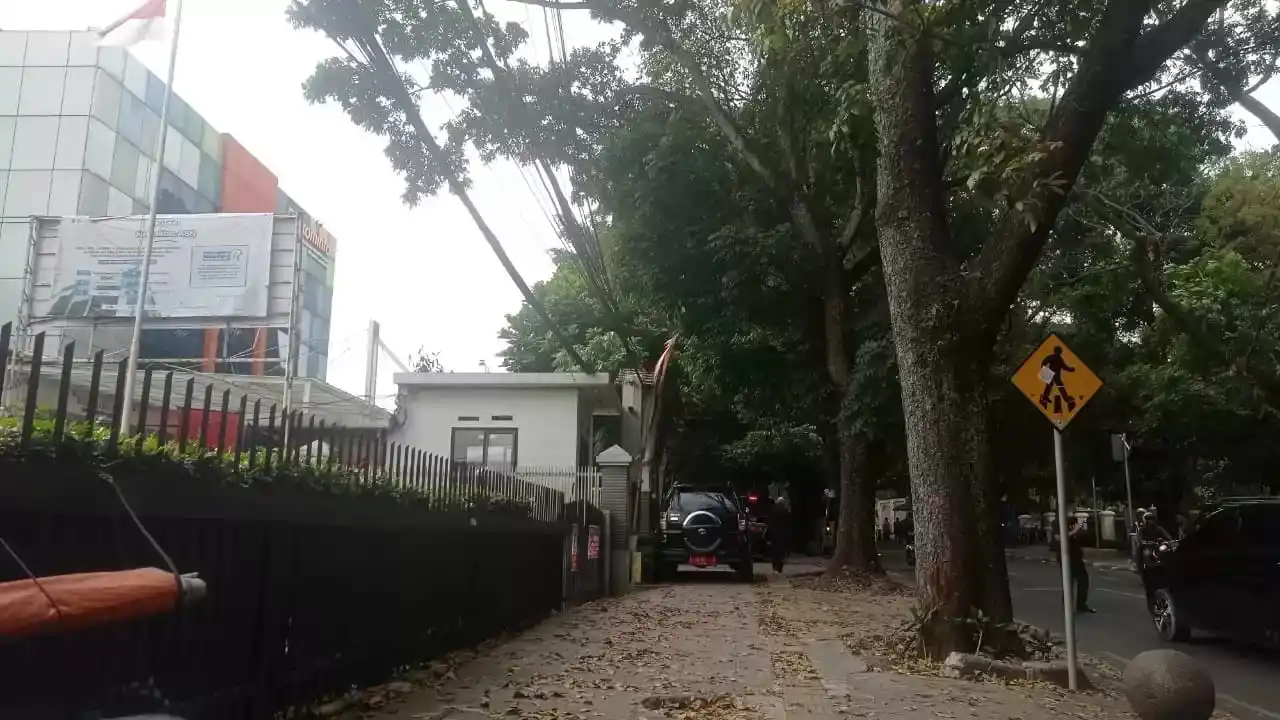 Caption:  Kendaraan plat merah terlihat parkir di atas trotoar di depan kantor Diskominfo Jabar), Jl. Tamansari No. 55, Lb. Siliwangi, Kecamatan Coblong, Kota Bandung. (Foto: Dok/MI)