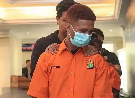 Satu dari dua tersangka kasus pembubaran paksa diskusi usai konferensi pers yang digelar Polda Metro Jaya di Jakarta (Foto: Dok MI)