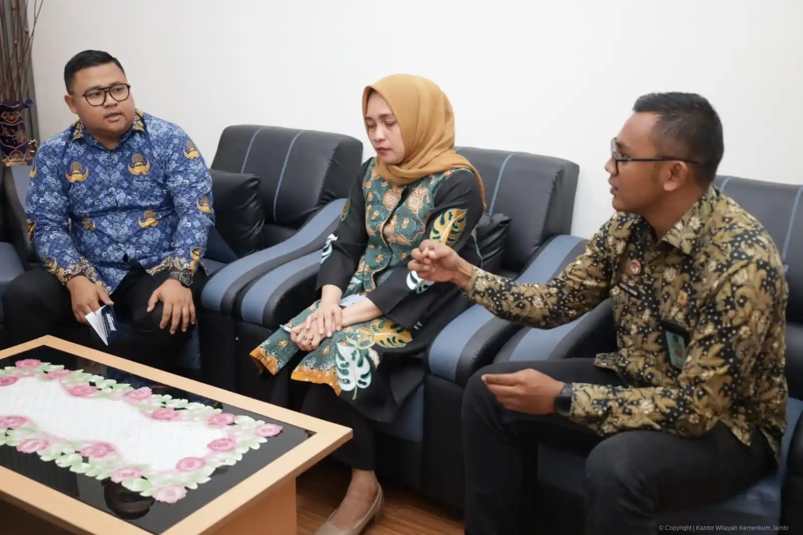 Kepala Bidang Pelayanan Kekayaan Intelektual Kanwil Kemenkum Jambi, Diana Yuli Astuti (tengah), bersama jajaran Disparbud Kota Jambi dan Analis KI Adinul Hakim (kanan), saat berdiskusi mengenai strategi perlindungan hukum bagi pelaku seni dan ekonomi kreatif, Kamis (17/7/2025).