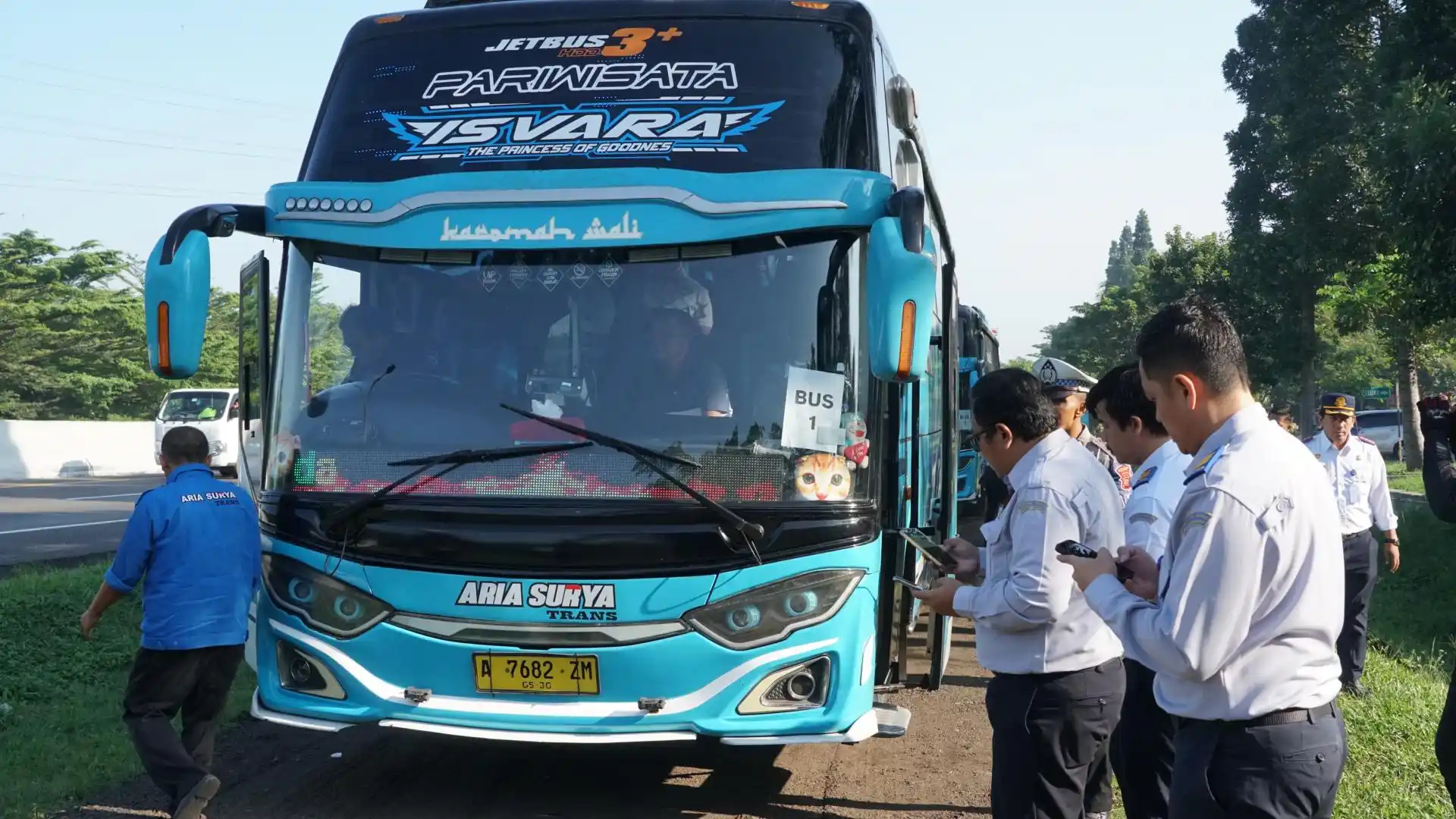 Ditjen Hubdat saat menindak tegas bus-bus yang terbukti tak laik jalan (Dok. Hubdat).