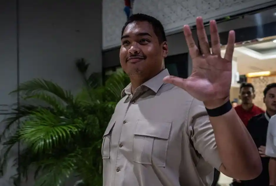 Mantan Menteri Pemuda dan Olahraga Dito Ariotedjo melambaikan tangan saat berjalan keluar dari Kantor Kementerian Pemuda dan Olahraga (Kemenpora) di Jakarta, Senin (8/9/2025).