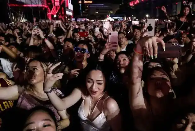 Para pengunjung atau penonton festival musik Djakarta Warehouse Project (Foto: Dok MI/Net/Ist)