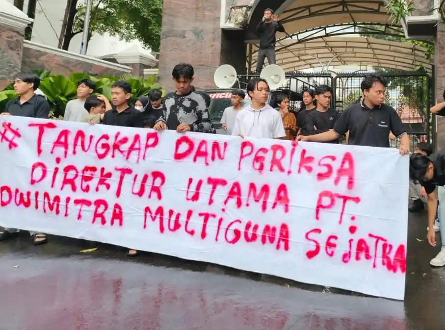 Jaringan Aktivis Mahasiswa Hukum (JAMH) Sultra–Jakarta menggelar Aksi Jilid I di depan Gedung Kejaksaan Agung Republik Indonesia (Kejagung RI), Kamis (4/12/2025) (Foto: Dok MI/Istimewa)