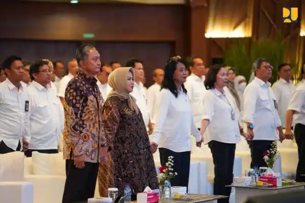 Kementerian Pekerjaan Umum (PU) melakukan doa bersama untuk memaknai HUT RI ke-80 di Kementerian PU, Jakarta, (14/8). (Foto" Dok PU)