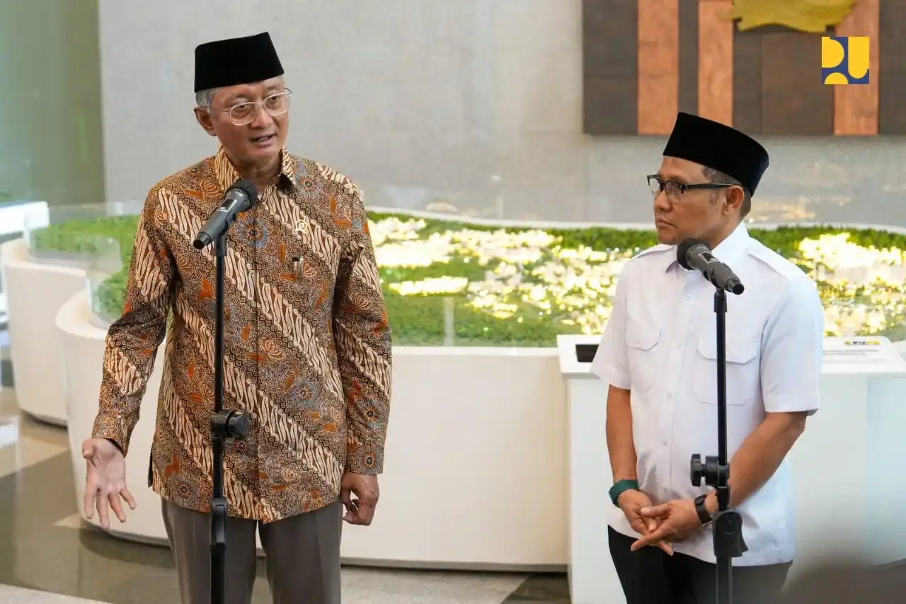 Menteri Pekerjaan Umum, Dody Hanggodo bersama Menteri Koordinator Pemberdayaan Masyarakat, Muhaimin Iskandar memberikan keterangan pers terkait keamanan dan legalitas bangunan Pondok Pesantren, Jakarta, Selasa (7/10).
