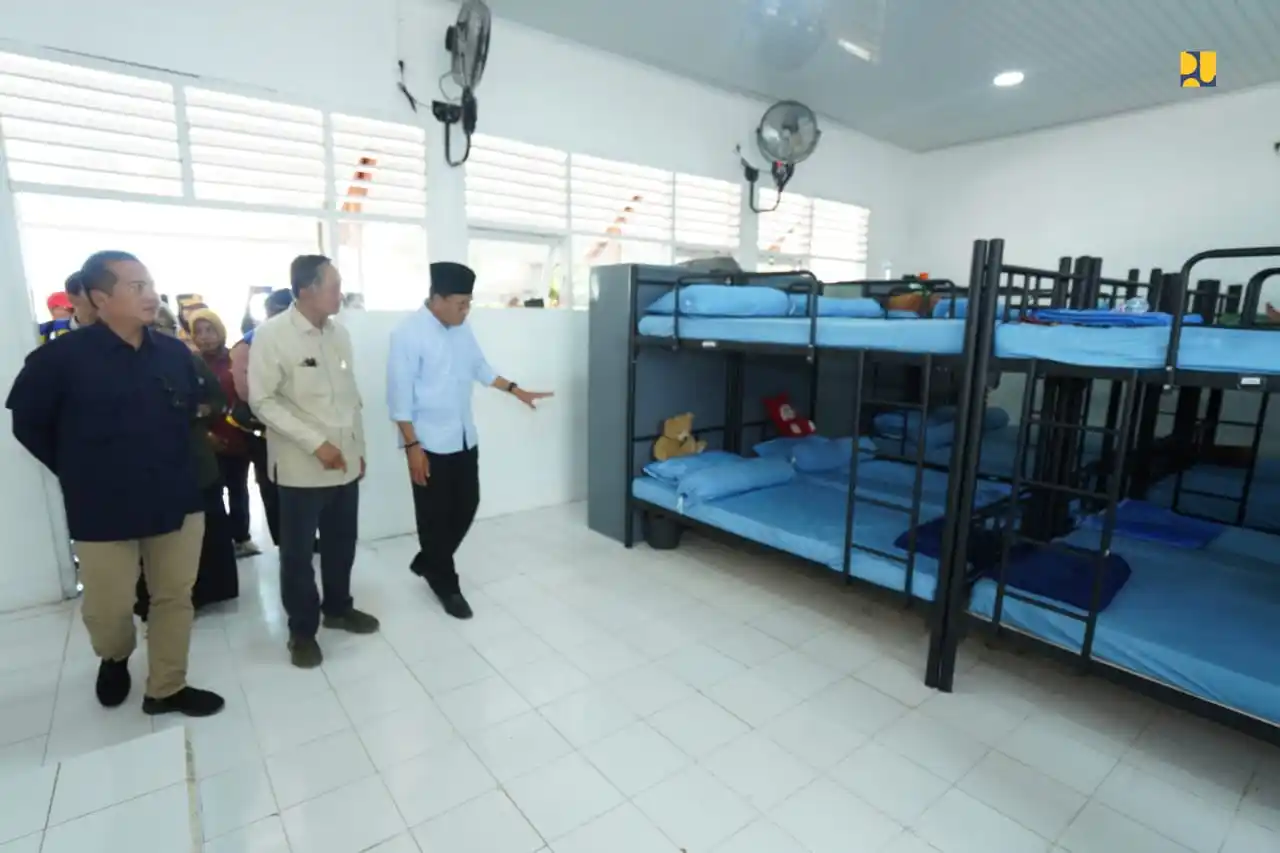 Menteri Pekerjaan Umum, Dody Hanggodo meninjau fasilitas Sekolah Rakyat (SR) 5 Sumbawa di Desa Marenteh, Kecamatan Alas, Kabupaten Sumbawa, NTB, Minggu (19/10). (Foto: PU)