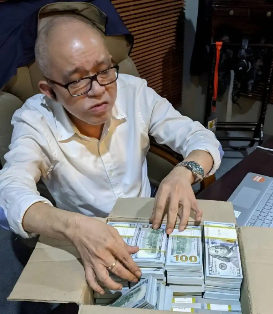 Diduga makelar kasus (Markus) merangkap makelar proyek, Don Adam alias Adamsyah Wahab Hutabarat (kaki tangan Direktur Utama PT. Basis Utama Prima Muhammad Yuriski), sementara menghitung uang dalam bentuk US Dollar.