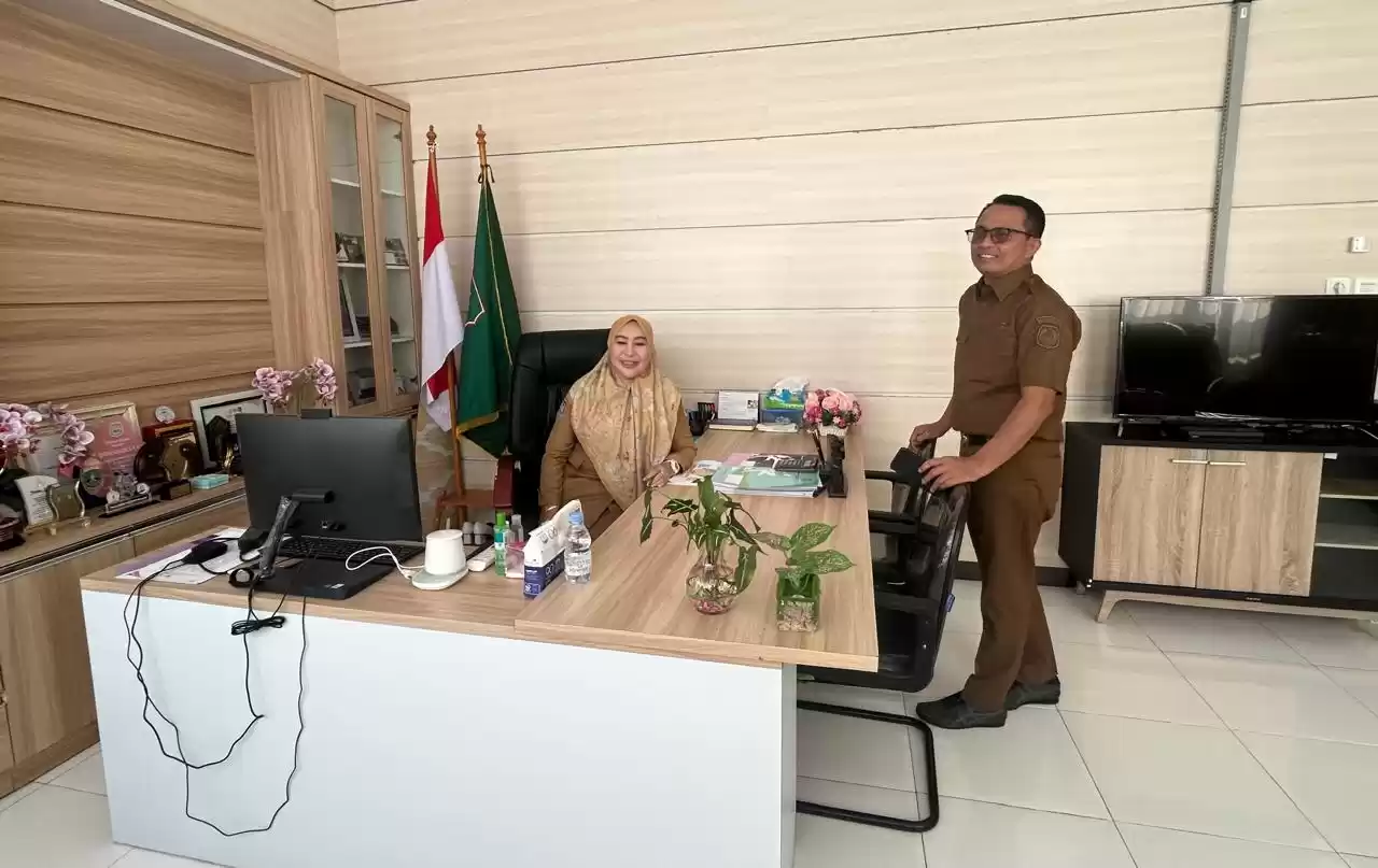 Kepala DPPPA Maluku Utara, Musrifah Alhadar menerima kunjungan Pj Sekda Maluku Utara, Abubakar Abdullah di ruang kerjanya (Foto: MI/Rais Dero)