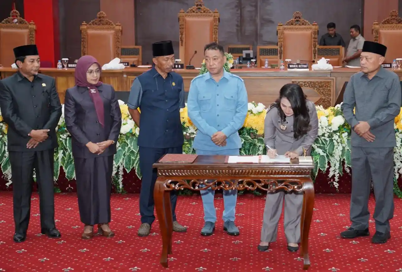 Gubernur Malut, Sherly Tjoanda, menandatangani Nota Kesepakatan KUA-PPAS APBD 2026 bersama Ketua dan Wakil Ketua DPRD (Foto: Biro Adpim Malut)