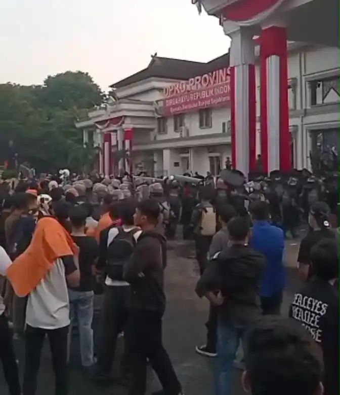 Ribuan mahasiswa dari berbagai kampus berorasi keras menuntut pembubaran DPR dan reformasi Polri digedung DPRD Provinsi Jambi, Jumat (29/8/2025)