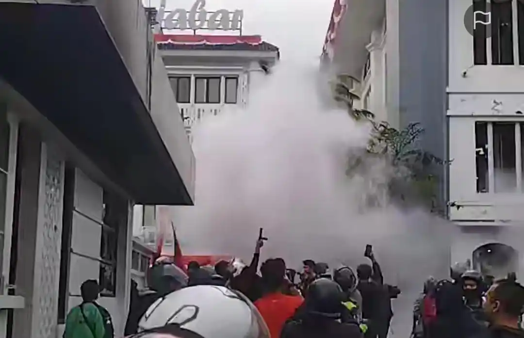Suasana saat massa aksi berhasil menjebol gerbang pintu masuk Gedung DPRD Jawa Barat, di Jalan Diponegoro, Kota Bandung pada Sabtu (29/8/2025) sore. (Foto: Tangkapan layar).