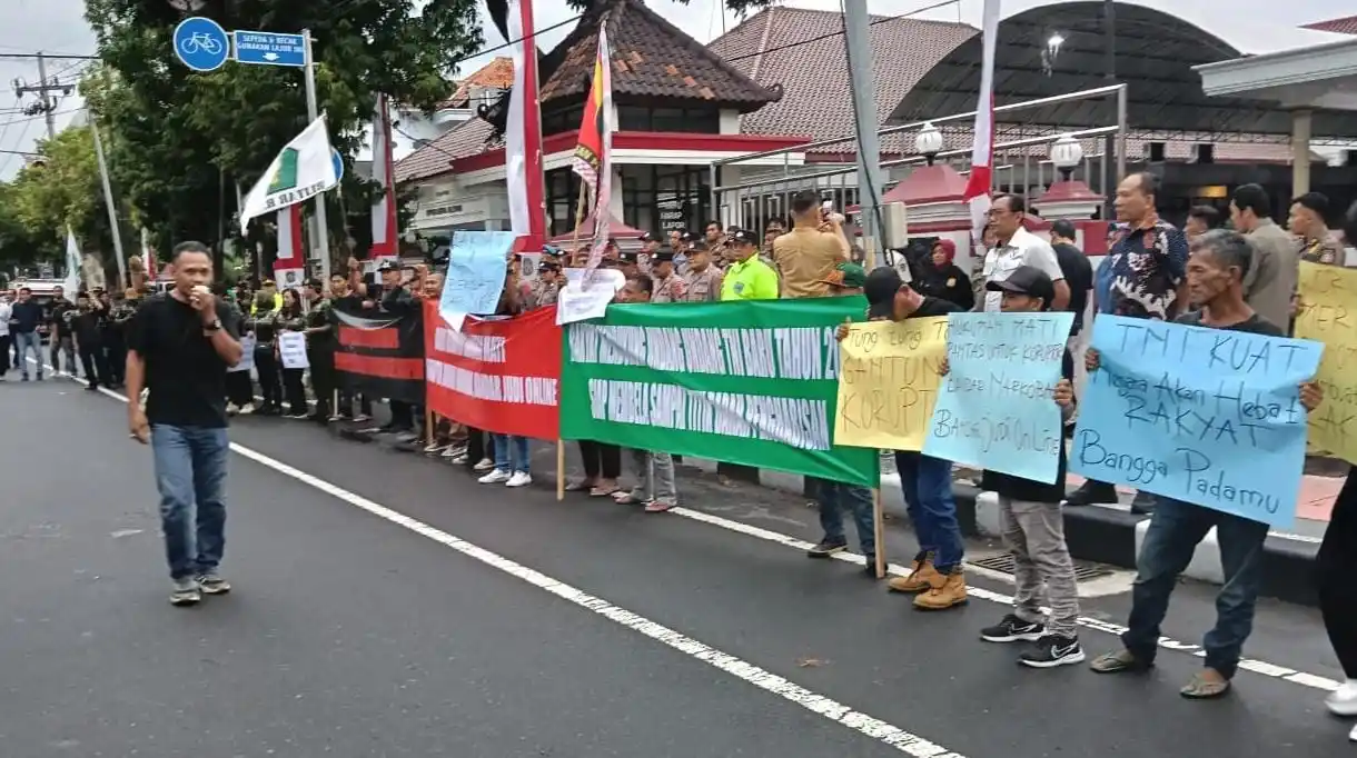 Koordinator Aksi, Jaka Prasetya saat menyampaikan orasi (Foto: Dok MI/JK)