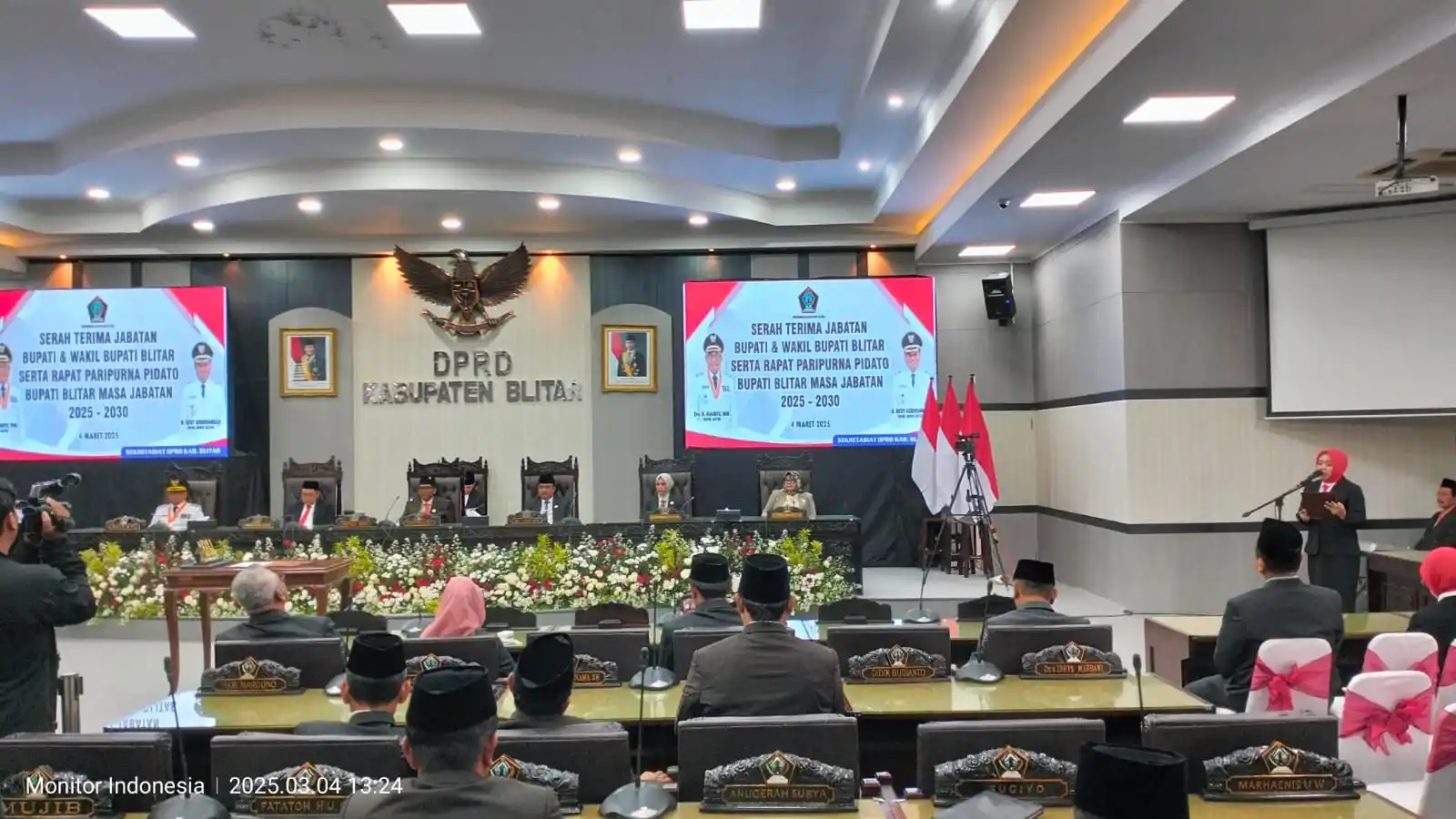 Suasana Rapat Paripurna DPRD Kabupaten Blitar, serah terima jabatan Bupati dan Wakil Bupati periode 2025-2030. (Foto: Dok MI/Joko Prasetyo)