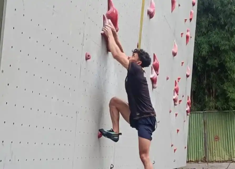 Atlet panjat tebing putra andalan Indonesia, Veddriq Leonardo, berlatih di Pelatnas Panjat Tebing Indonesia, Bekasi, Jawa Barat, Kamis (17/4/2025)