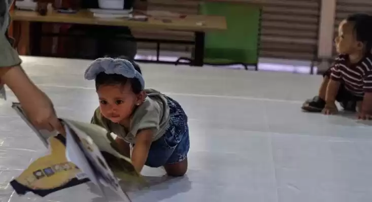 Dua balita beradu cepat saat mengikuti lomba merangkak di Palur Plaza. (Foto: Antara)