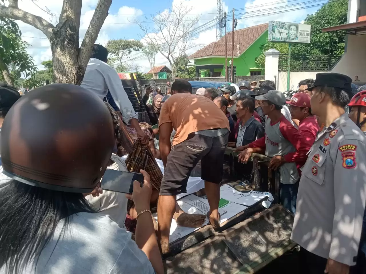 Evakuasi korban yang meninggal diduga akibat keracunan gas di dalam sumur irigasi (Foto: MI/JK)