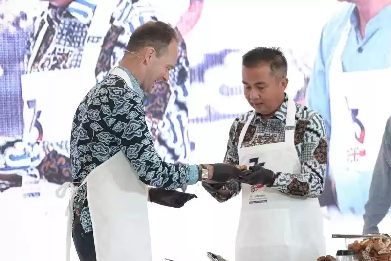 Pj Gubernur Jabar Bey Machmudin bersama Dubes Inggris untuk Indonesia Dominic Jermey, saling bertukar hasil racikan tahu gejrot masing-masing di Gedung Sate Bandung, Kamis (22/8/2024). (Foto: Pemprov Jabar)