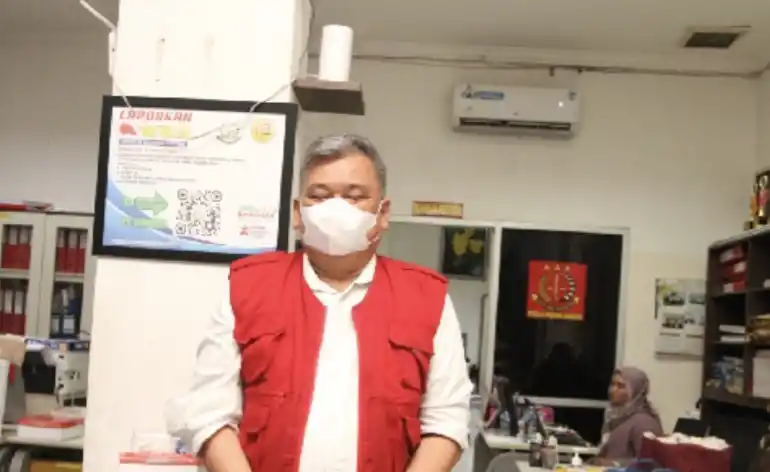 Salah satu tersangka mengenakan rompi tahanan (Foto: Dok MI)