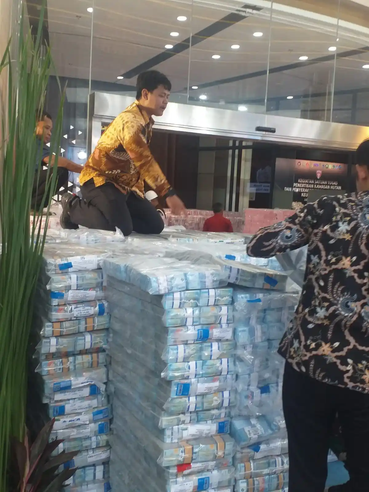 Satuan Tugas Penertiban Kawasan Hutan (Satgas PKH) akan menyerahkan dana hasil penyelamatan keuangan negara senilai Rp 6,62 triliun kepada pemerintah pada Rabu (24/12/2025)