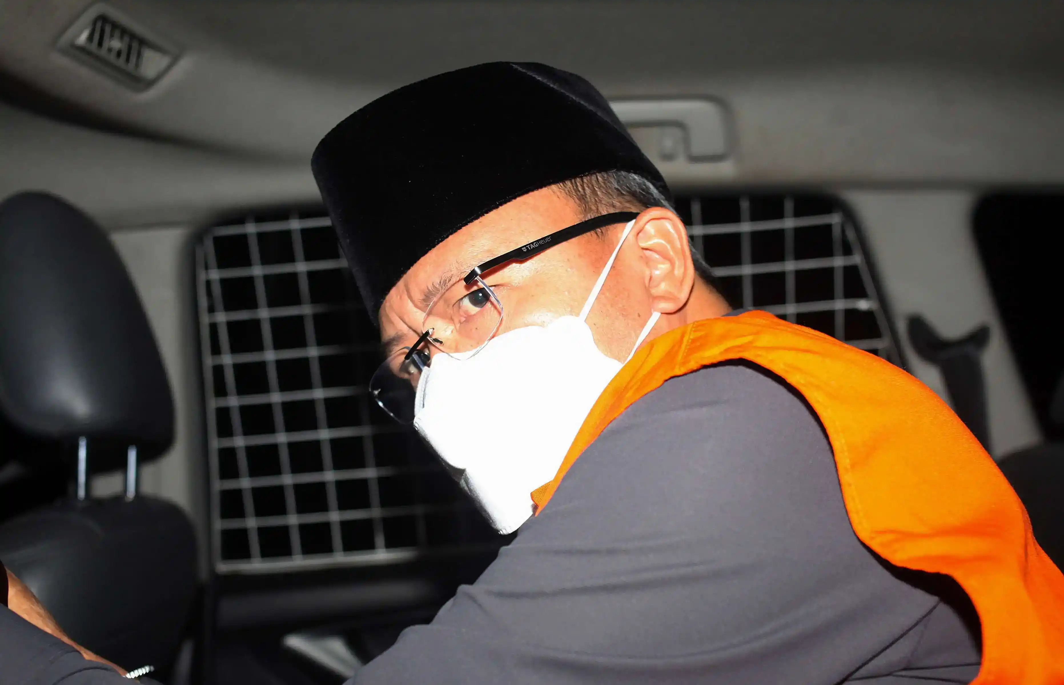 Mantan Gubernur Bengkulu, Rohidin  Mersyah yang diduga menggunakan uang dari Organisasi Perangkat Daerah (OPD) untuk menyawer para pemilih mengenakan rompi tahanan KPK (Foto: Dok MI/Antara)